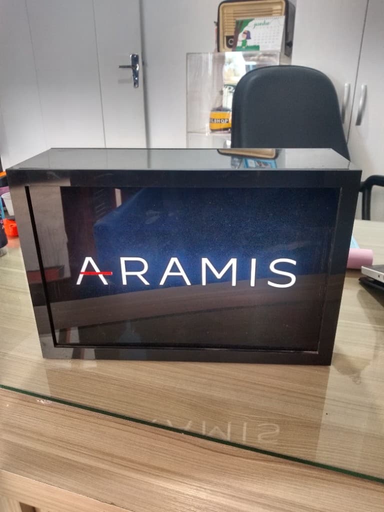 Aramis — Caixa luminosa institucional