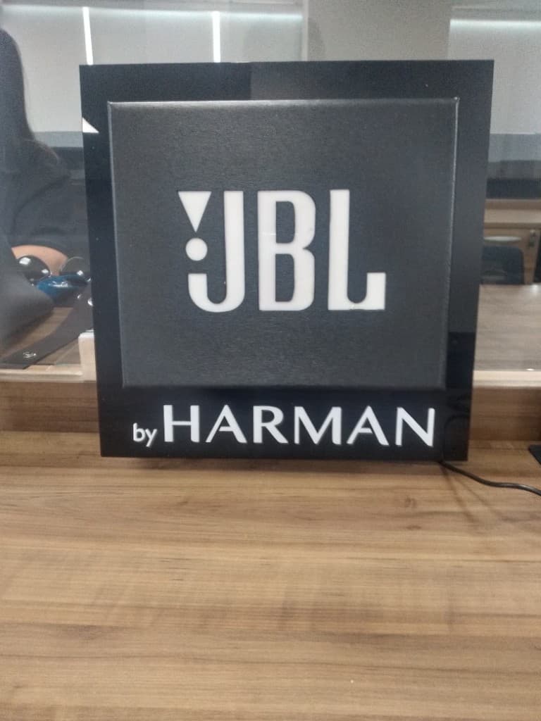 JBL — Displays Flip 7 e Charge 6